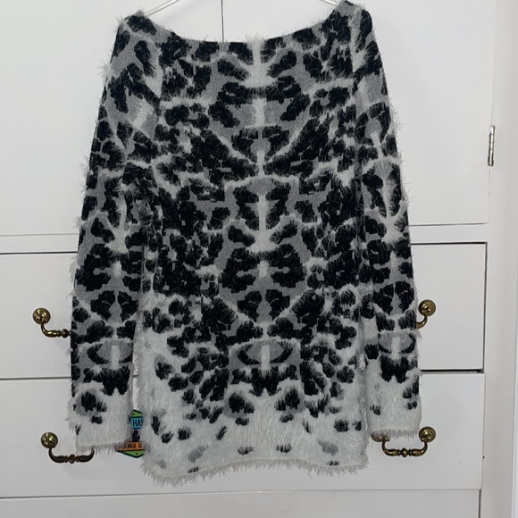 White House Black Market Sweater - Picture 4 of 8